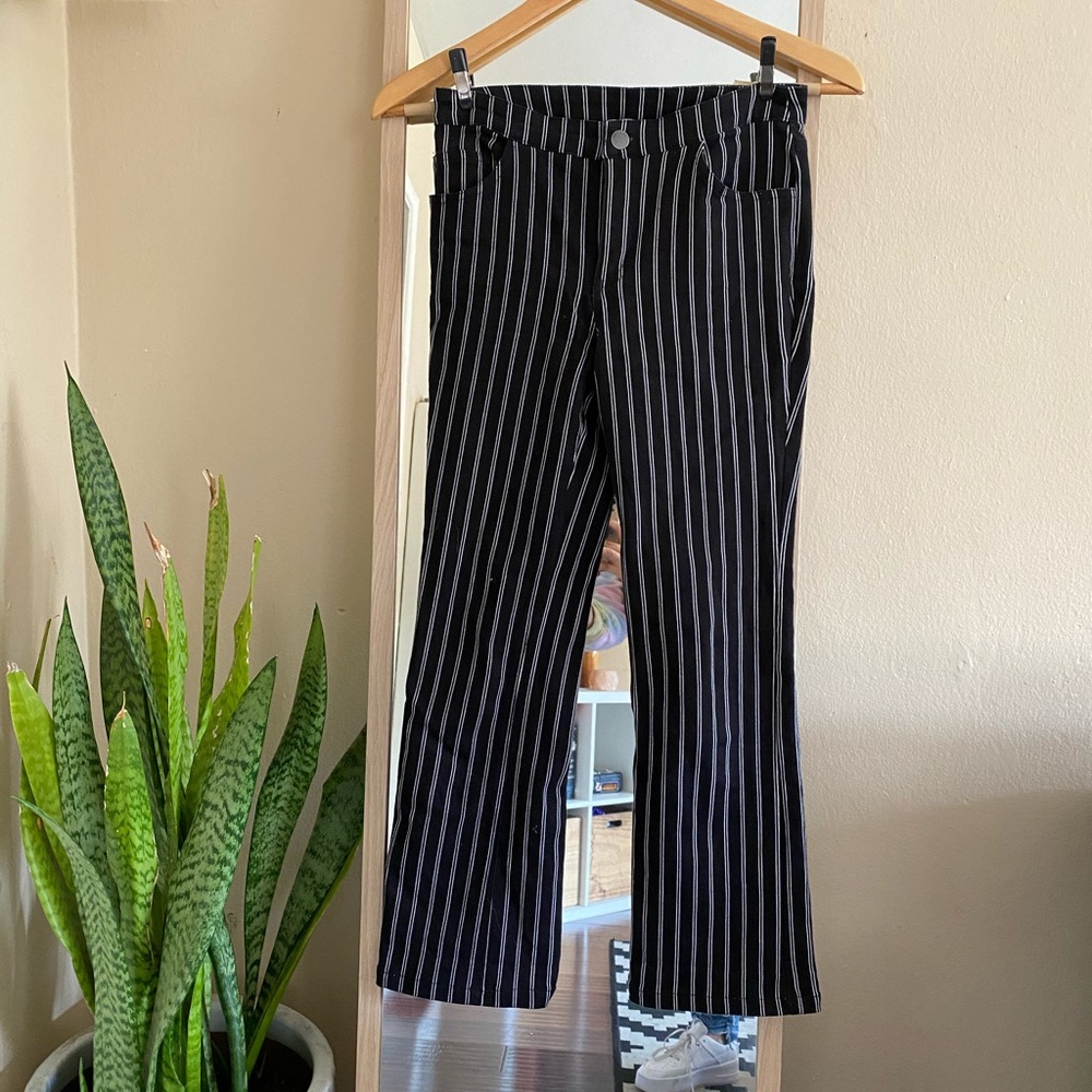 Ivy & Main Black & White High Rise Cropped Flare